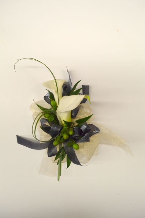 Calla Lily wrist corsage http://www.caseysgardenshop.com/ Cala Lily Corsage Wrist, Calla Lily Corsage Wrist Prom, Corsage Wedding Mother, Lily Corsage, Bunga Pahar, Succulent Corsage, Hoco Flowers, Cala Lilies, Corsage Flowers