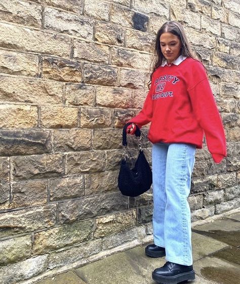 Target Outfits Employee, Red Crewneck Outfit, Red Hoodie Girl, Aesthetic Red Outfits, Crewneck Outfit Aesthetic, Red Sweatshirt Outfit, Crewneck And Jeans, Red Hoodie Outfit, Y2k Fashion Winter