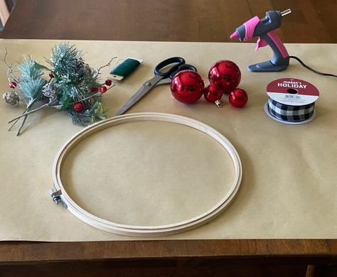 Embroidery Hoop Christmas Wreath, Hoop Christmas Wreath, Christmas Embroidery Hoop, Embroidery Hoop Christmas, Rustic Jewelry Organizer, Diy Cone, Diy Christmas Tags, Wreath Alternative, Decorating For Christmas