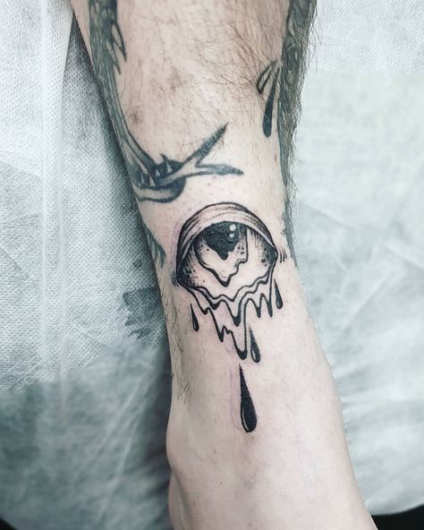 Jen Rose on Instagram: “Drippy eye for @smalz_art nice to meet ya Mark!” Eye Abstract Tattoo, Drippy Eye Tattoo, Dripping Eye Tattoo, Melting Eye Tattoo, Eye Tattoos For Women, Creepy Eye Tattoo, Trippy Eye, Family Tattoos For Men, Eye Tattoos