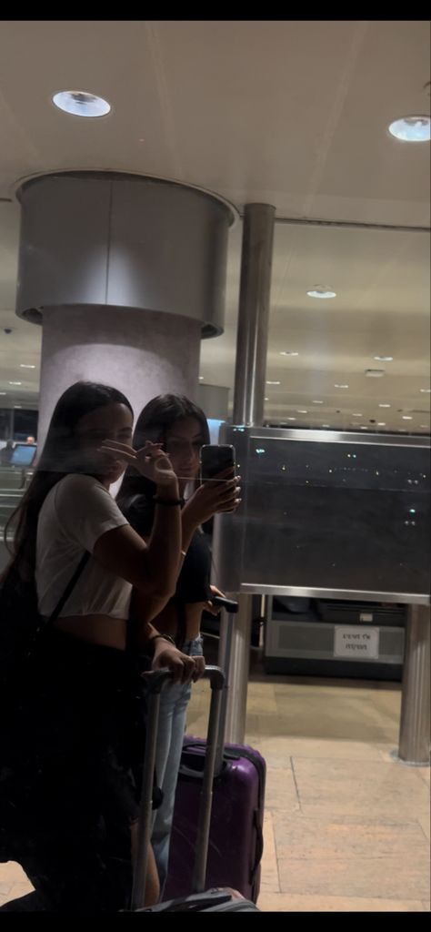 Airport Aesthetic With Friends, Airport Photo Ideas Friends, Bestie Travel Pics Airport, Airport Aesthetic With Bestie, Bff Airport Pictures, Airport Pictures With Friends, Sister Trip Aesthetic, Plane Pics With Friends, Bestie Airport Pics