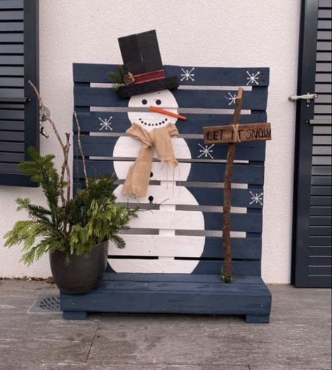 Snowman From Pallet Wood, Christmas Crafts With Pallets, Palette Christmas Decor, Snowman Pallet Ideas, Pallet Snowman Diy, Pallet Christmas Projects, Christmas Pallet Ideas, Easy Outdoor Christmas Decorations, Pallet Snowman