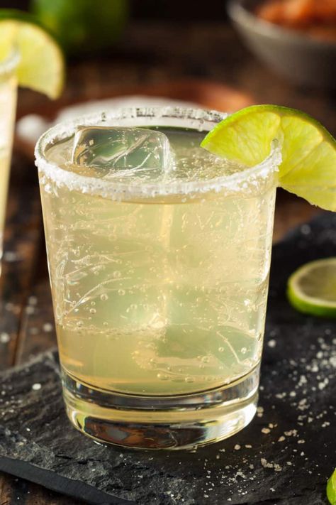 This keto margarita is a low carb and sugar free take on the classic cocktail! No sugar and no sugar syrup needed, it comes with 6 flavor options! Original Margarita Recipe, Keto Margarita, Healthy Margarita, Flavored Tequila, Mexican Cocktails, Traditional Margarita, Healthy Starbucks Drinks, Popular Cocktails, Lime Margarita