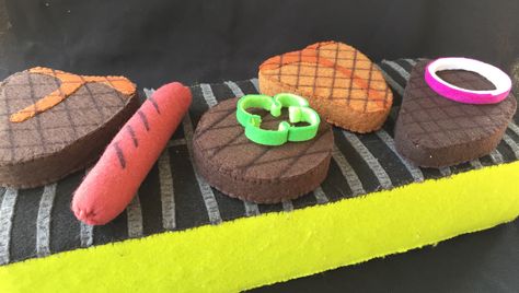 Felt Bbq Food, Felt Meat, Realistic Play Food, Easy Felt Crafts, Felt Toys Diy, Felt Food Diy, Felt Food Patterns, Fake Food Props, Bbq Picnic