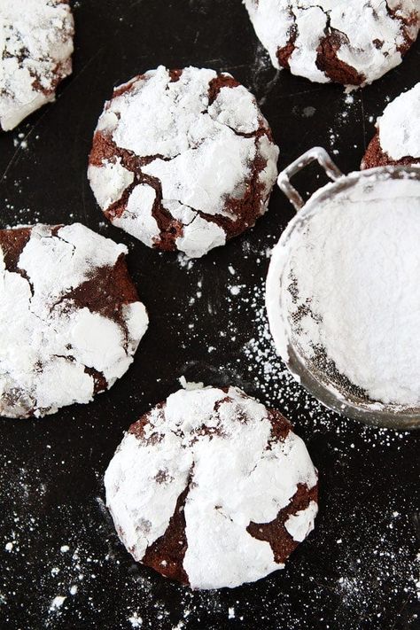 Snowy-Topped Brownie Drops Snickerdoodle Recipe, Cookie Table, Nice Recipes, Chocolate Crinkle Cookies, Brownie Toppings, Chocolate Crinkles, Crinkle Cookies, Christmas Menu, Christmas Favorites