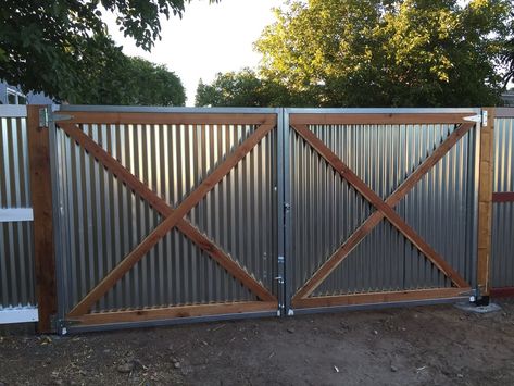 Garden Fence Gate Ideas, Rustic Privacy Fence Ideas, Diy Fencing Ideas Cheap, Corrugated Metal Gate, Metal Fence Ideas Steel, Diy Metal Fence, Metal Fence Ideas, Metal Fence Gates, Corrugated Metal Fence