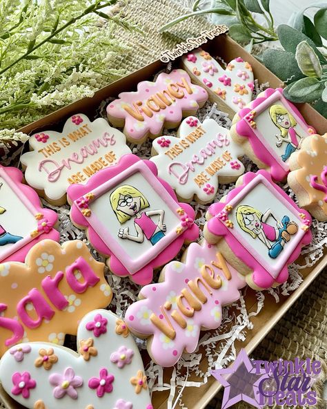 Lizzie Mcguire Cookies, Y2k Cookies, Lizzie Mcguire Birthday Party Decorations, Lizzie Mcguire Theme Party, Lizzie Mcguire Bachelorette Party, Lizzie Mcguire Birthday, Lizzie Mcguire Cupcakes, Lizzie Mcguire Party Ideas, Lizzie Mcguire Cake