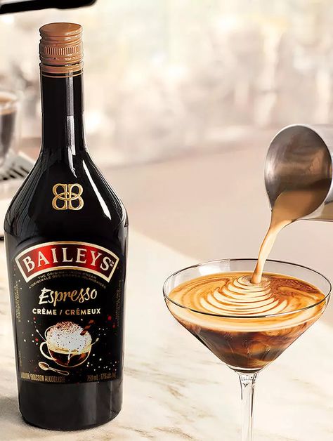 Espresso Martini Recipe Kahlua, Espresso Martini Recipe Baileys, Coffee Martini Recipe, Baileys Martini, Baileys Drinks, Baileys Cocktails, Expresso Martini, Espresso Martini Recipe, Espresso And Cream