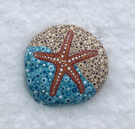 Mandela Rock Painting, Starfish Painting, Snowy Background, Paint Rocks, Mandala Painted Rocks, Diy Rock Art, Mandala Rock Art, Rock Painting Ideas, Stone Art Painting