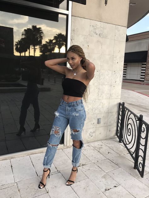 Comfy Summer Outfits, Ripped Jeans Outfit, Look Jean, Outfit Jeans, Outfit Combinations, Mode Vintage, Ladies Dress Design, Club Outfits, Outfits Casuales