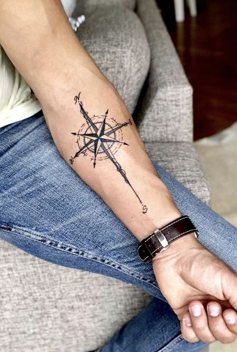 Compass Tattoos Arm, Compass Tattoo Ideas, Arrow Compass Tattoo, North Star Tattoos, Nautical Compass Tattoo, Compass Tattoo Men, Tatuagem Masculina Pequena, Compass Tattoo Design, Star Tattoo Designs