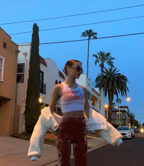 Emma Chamberlain Instagram, Emma Chamberlain Outfit, 2000s Inspired Outfits, Emma Chamberlain Outfits, Emma Style, 2000s Outfits, Emma Chamberlain, It Girls, The Shirt