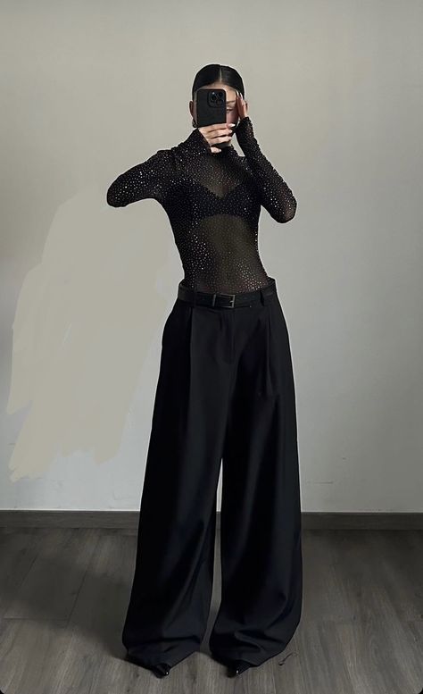 New Year 2025 Outfit, Glam Goth Outfits, All Black Outfit Classy, Mexico City Outfit Ideas, Bell Pants Outfit, New Years Party Outfit, Classy Goth, Outfits Nyc, Casual Party Outfit