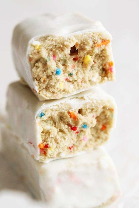 High Protein Bars Recipe, Birthday Cake Protein Bar, Yasso Bars Recipe, Birthday Cake Protein Bars, Protein Bars Recipe, Birthday Cake Protein, Oatmeal Cinnamon, Protein Balls Healthy, Oatmeal Protein