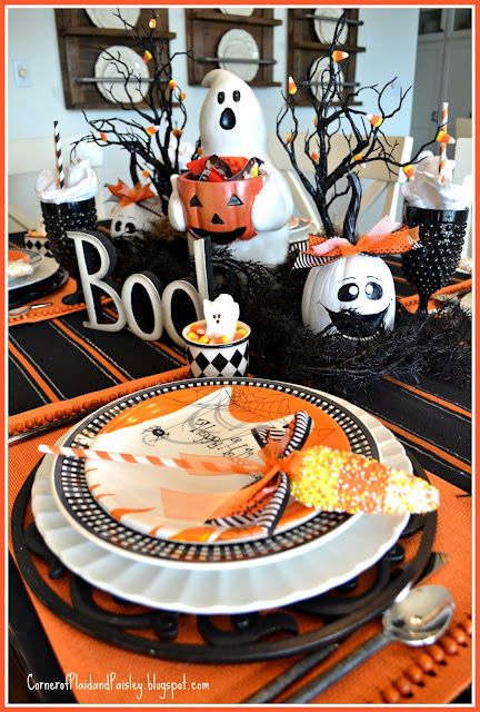 Halloween Decorations Party Scary, Halloween Table Settings, Halloween Tablescape, Not So Scary Halloween, Hallowen Ideas, Casa Halloween, Halloween Table Decorations, Elegant Halloween, Halloween Tattoo