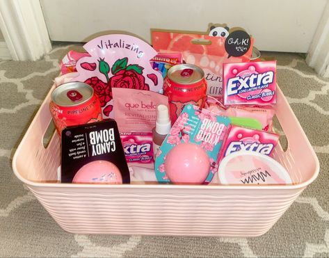 Pink Gift Basket, Best Gift Baskets, Birthday Presents For Friends, Preppy Gifts, Birthday Basket, Bff Birthday Gift, Cute Birthday Ideas, Cute Gifts For Friends, Diy Birthday Gifts For Friends