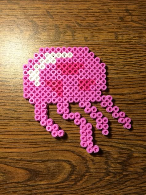 Perler Bead Optical Illusion, Blueberry Perler Beads, Perler Creations Easy, Seashell Perler Bead Patterns, Jelly Fish Perler Beads, Perler Bead Jellyfish, Perler Bead Patterns Fish, Fuse Bead Crafts, Pearlier Beads Ideas