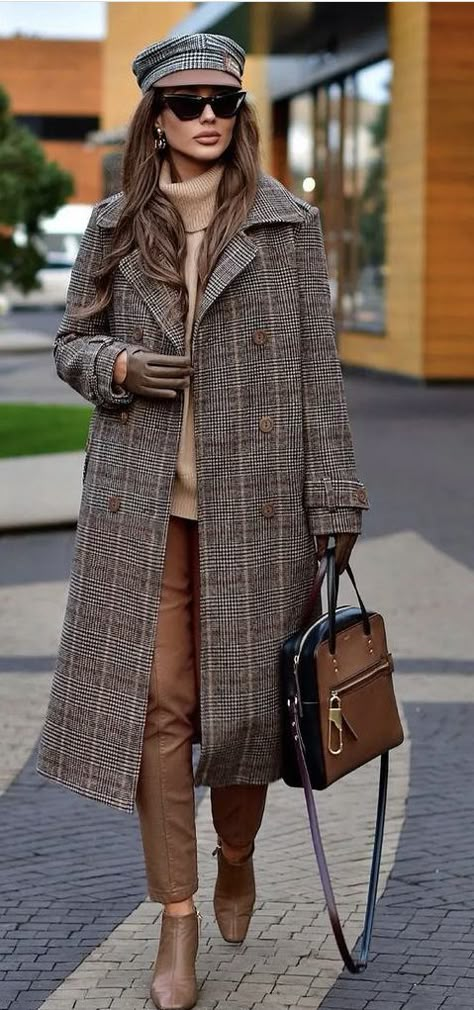 Brown Plaid Coat Outfit, Plaid Trench Coat Outfit, 90s Chola Fashion, Brown Plaid Coat, Plaid Coat Outfit, Nyc Fashion Winter, Checkered Outfit, Plaid Overcoat, Plaid Trench Coat