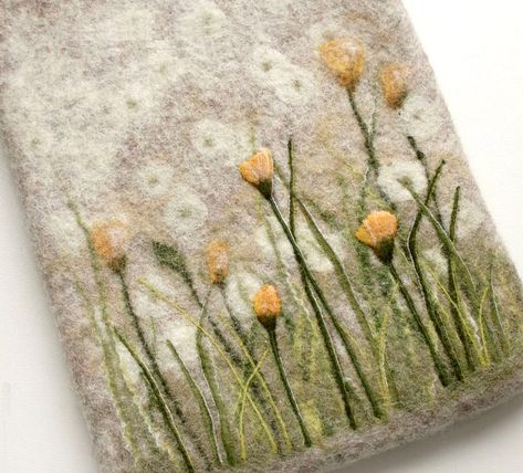 Case for Tablet - felting wool. Tovad Ull, Dry Felting, Needle Felting Tutorial, Felted Art, Needle Felting Diy, Wool Felt Projects, Felted Wool Crafts, Felt Pictures, Wet Felting Projects