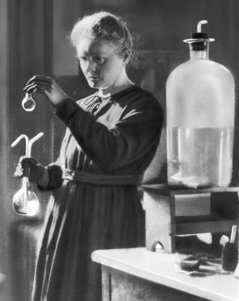 Marie Curie, the first woman to be awarded a Nobel Prize (twice!) | 31 Remarkable Women Who Changed The World Madam Curie, Margaret Sanger, Women Science, Fearless Women, Margaret Thatcher, Amelia Earhart, Underground Railroad, Harriet Tubman, Culture Club