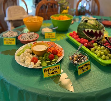 Dino Party Snack Ideas, Easy Dinosaur Party Food, Prehistoric Party Ideas, Dinosaur Pasta Salad, Dino Birthday Party Food Dinosaur Snacks, Dinasour Food Birthday Ideas, Dinosaur Party Snack Ideas, Dinosaur Taco Bar, Dino Inspired Food