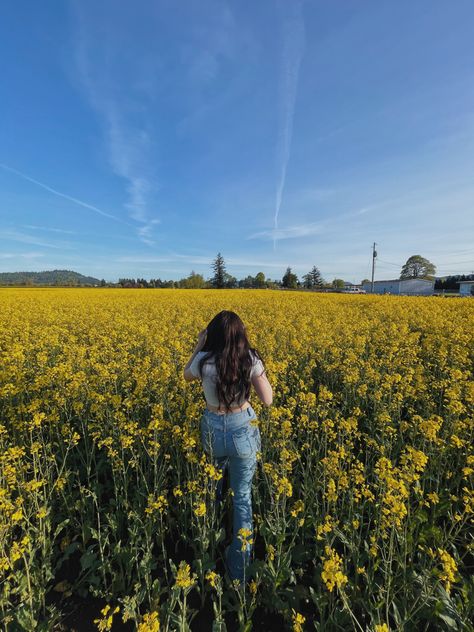 Flower Field Pictures Flower Field Outfit Ideas Jeans, Pics In Flower Field, Flower Garden Picture Poses, Poses In Flower Fields, Flower Field Poses, Flower Field Pictures, Flower Garden Pictures, Field Pictures, Travel Pose