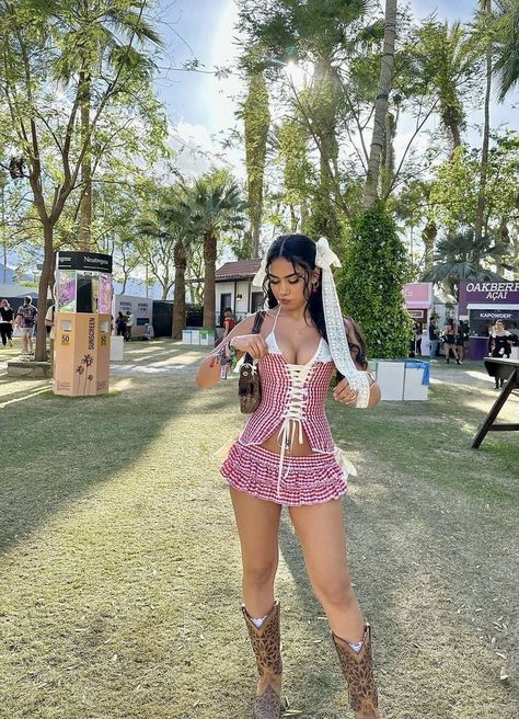 ₊˚ෆ Follow me for more 𐙚 visit my boards ₊˚ෆ Rave Music Festival Outfits, Coachella Outfit Inspiration, First Rave Outfit, Edc Festival Outfits, Girly Rave Outfits, Pink Coachella Outfit, Rave Fairy Outfits, Beyond Wonderland Outfit, Spring Festival Outfit