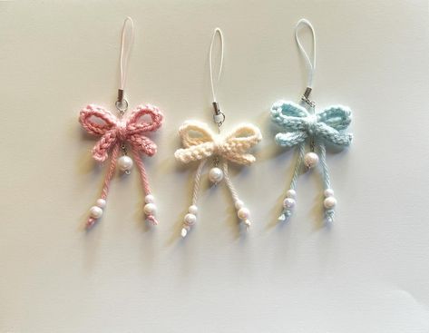 Cute crochet bow phone charms🎀 Link in bio <3 Crochet Phone Keychain, Crochet Keychain No Sew, Cute Crochet Appliques, Quick Small Crochet Projects, Crochet Bow Keychain, Crochet Phone Charm, Sew Keychain, Cute Hobbies, Crochet Charms