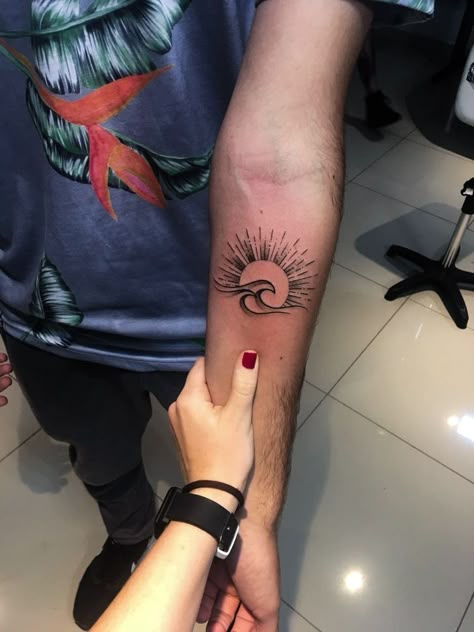 Wave And Sun Tattoo, Zee Tattoo, Tattoo Wave, Small Wave Tattoo, Surf Tattoo, Sun And Moon Tattoo, Sunset Tattoos, Tattoo Trend, Muster Tattoos