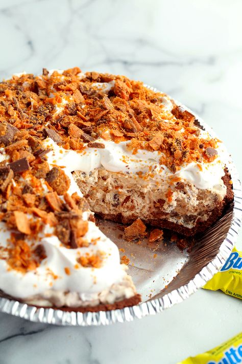 Butterfinger Pie Recipe, Butterfinger Recipes, Butter Finger Dessert, Butterfinger Cheesecake, Butterfinger Pie, Pillsbury Recipes, Cheesecake Pie, Chocolate Crust, Peanut Butter Filling