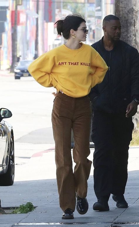 Winter Clothes Women Casual, Yellow Shirt Outfit, Crewneck Outfit, Stile Kendall Jenner, Kendall Jenner Street Style, Celebrity Casual Outfits, Kendall Style, Yellow Shirt, Kendall Jenner Outfits