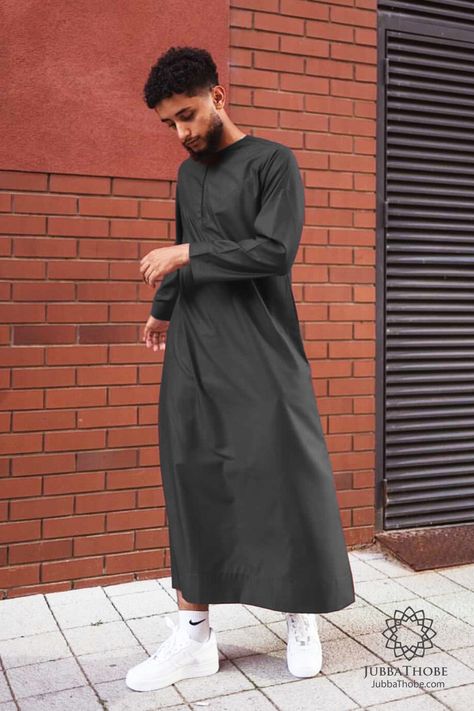 Black Emirati Thobe Black Jubba For Men, Arab Thobe Men Style, Black Thobe Men, Mens Thobe Outfit, Jubbah Men Fashion, Muslim Men Fashion, Kanzu Wear, Jubbah Men, Islam Outfits