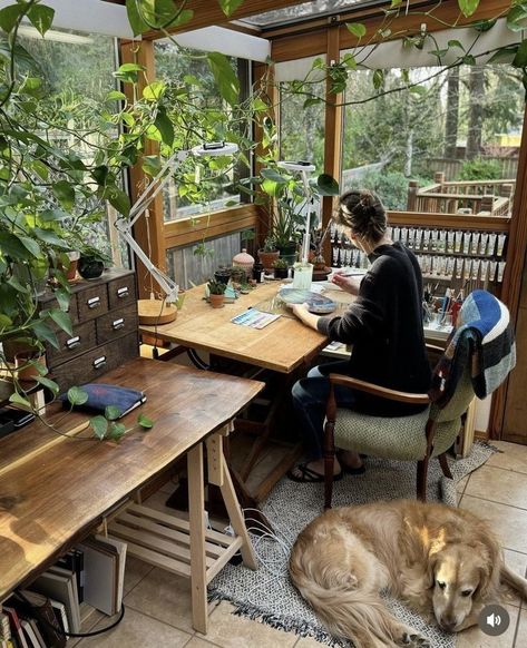 Screened In Porch Art Studio, Art Studio Conservatory, Art Studio Inspo Small Spaces, Art Rooms In House, Outside Art Studio, Library Art Studio, Outdoor Art Studio Ideas, Art Studio Garden, Painter Studio Workspaces