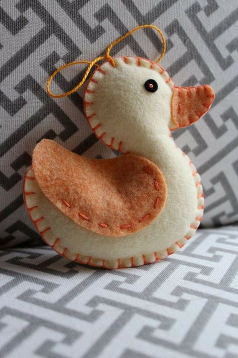 Felt Duck, Diy Felt Christmas Ornaments, Duck Ornaments, Felt Ornaments Patterns, Felt Animal Patterns, Felt Toys Patterns, Chicken Crafts, Felt Crafts Patterns, Felt Crafts Christmas