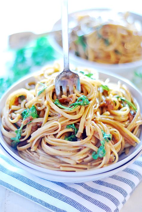 This creamy balsamic pasta makes for a super simple side dish - perfect for weeknights when there just isn't time to cook! Creamy Balsamic Pasta, Balsamic Pasta Sauce, Balsamic Pasta, Cream Sauce Pasta, Cream Pasta, Pasta Side Dishes, Pasta Sides, Pasta Sauce Recipes, Meal Prep Bowls