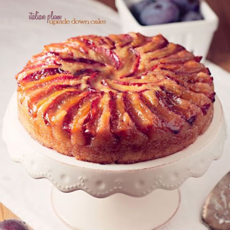 Plum Upside Down Cake, Plum Dessert, Upside Down Cakes, Upside Down Cake Recipe, Plum Recipes, Italian Pastries, Pineapple Fruit, Plum Cake, Sweet Breads