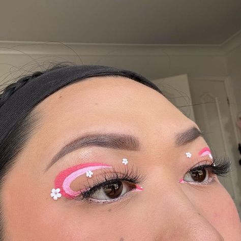 Makeup Looks With Pink Eyeliner, Pink Liner Makeup Looks, Pink Eye Liner Looks, Barbie Eyeliner, Pink Liner Makeup, Barbie Eyeliner Ideas, Cute Pink Eyeliner Looks, Wet Liner Looks, Wet Liner Makeup