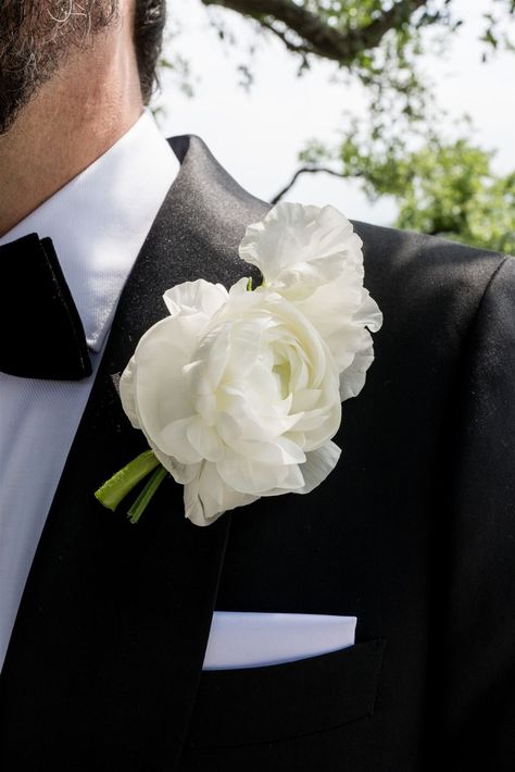 White boutonniere with black ribbon at a private home | White ranunculus and white sweet peas | Photo by: Svetlana photography | Elle Fete Boutonniere White Rose, White Ranunculus Boutonniere, Ranunculus Boutonniere, White Rose Boutonniere, White Boutonniere, White Ranunculus, Rose Boutonniere, Private Home, Home White