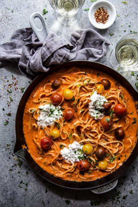 Red Pepper Alfredo, Roasted Red Pepper Alfredo, Tomatoes And Burrata, Burst Tomatoes, Quick Meals To Make, Lentil Pasta, Alfredo Recipe, Roasted Red Pepper, Quick Meal