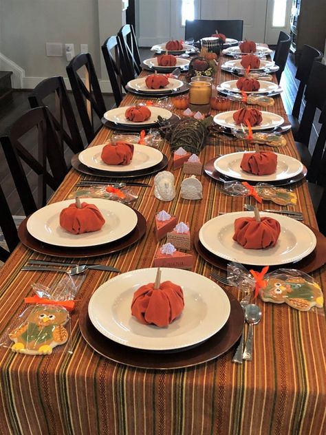 Halloween Napkin Folding, Thanksgiving Decorations Table Setting, Napkin Origami, Thanksgiving Napkin Folds, Creative Napkin Fold, Friendsgiving Food Ideas, Pumpkin Napkin, Beautiful Napkin Folding, Fancy Napkin Folding