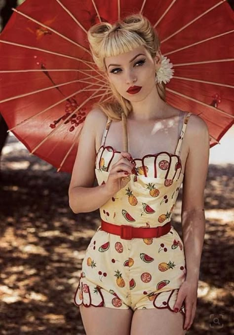 Modern Rockabilly Fashion, Rockabilly Fashion Dresses, Vintage Woman Photography, Vintage Summer Outfits Retro Style, Miss Crawly, 50s Pin Up Girl, 50s Rockabilly Fashion, Pin Up Photoshoot, Pin Up Fashion