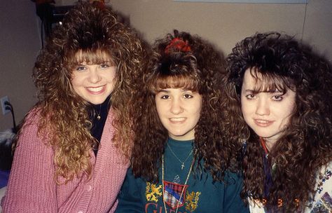 This could of been any high school party in 88-90! Real 80s Hairstyles, 80s High School Makeup, 80s Fashion Hairstyles, 1993 Party, Vintage Curly Hairstyles, 80s Curly Hair, 80s High School, 80s Hair And Makeup, 1980s Makeup And Hair