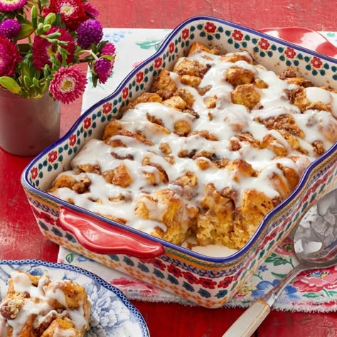 Cinnamon Roll Breakfast Casserole, Cinnamon Roll Breakfast, Christmas Breakfast Casserole, Cinnamon Roll Casserole, Christmas Morning Breakfast, Canned Biscuits, Christmas Foods, Cinnamon Rolls Homemade, Christmas Brunch