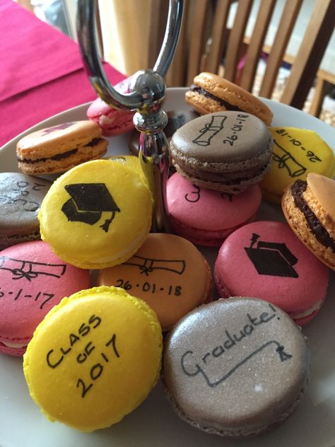 Hand decorated Graduation Macarons Graduation Macarons, Decorated Macarons, Macarons Ideas, Party Macarons, Macaron Ideas, Graduation Desserts, Graduation Theme, Graduation Cake, Graduation Cakes