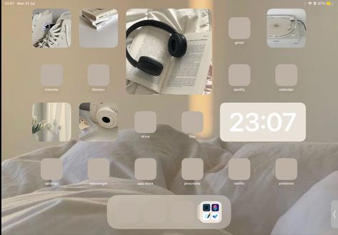 Ipad App Aesthetic, Ipad Organization Homescreen Aesthetic Wallpaper, Ipad Home Screen Setup, Ipad Homescreen Ideas Aesthetic Beige, Ipad Homescreen Ideas Aesthetic Study, Ipad Widgets Aesthetic Beige, Ipad Inspiration Homescreen, Home Screen Wallpapers Ipad, Ipad Inspo Homescreen Aesthetic