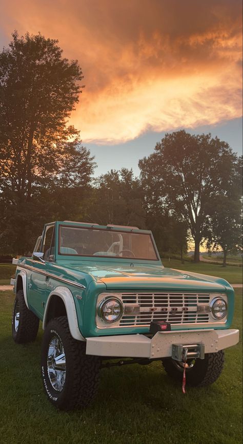 Ford Bronco Aesthetic Wallpaper, Vintage Ford Bronco Wallpaper, Classic Bronco Aesthetic, Bronco Car Aesthetic, New Ford Bronco Aesthetic, Ford Bronco Aesthetic, 1974 Bronco, Classic Ford Broncos, Old Vintage Cars