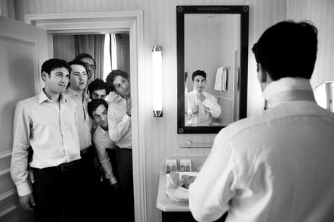 Boys looking at groom dressing in front of Mirror Wedding Photography Getting Ready, Groomsmen Wedding Photos, Pose Pengantin, Groomsmen Photography, Super Photo, Groomsmen Getting Ready, Groom Photoshoot, Groomsmen Photos, Getting Ready Wedding