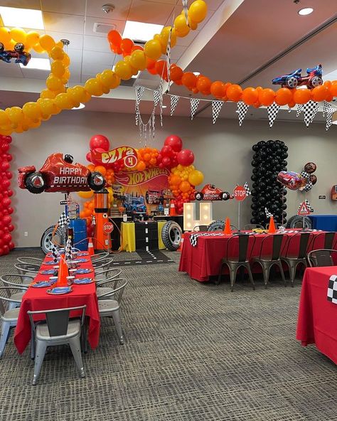 Hot Wheels Birthday Table Decor, Hot Wheels Party Centerpieces, Hotwheels Birthday Party Favors, Hot Wheel City Birthday, Hot Wheels Birthday Centerpieces, Hot Wheels Birthday Balloons, Hot Wheels Table Decorations, Race Car Party Centerpiece, Hotwheels Themed Birthday Party