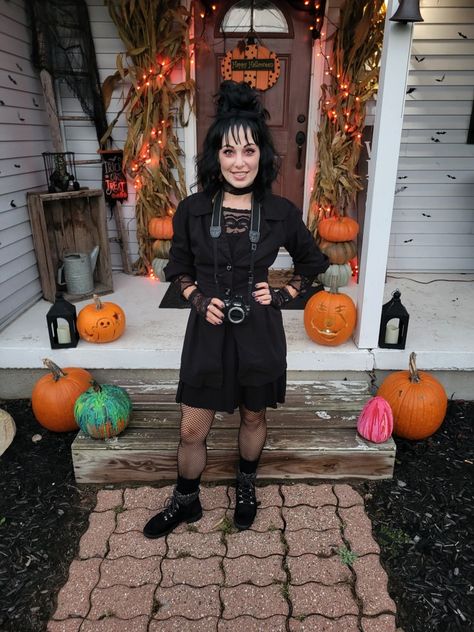 Beetlejuice Costume Lydia Deetz, Easy Beetlejuice Costume, Easy Lydia Deetz Costume, Lydia Beetle Juice Costume, Lydia Deetz Diy Costume, Lidia Deetz Costume, Diy Lydia Deetz Costume Black, Lydia Deetz Halloween Costume, Beetle Juice Inspired Outfit