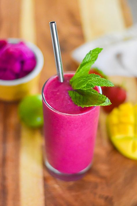 Pitaya Smoothie Recipe, Pink Smoothie Recipe, Dragon Fruit Smoothie Recipe, Healthy Drink Recipes Smoothies, Styling Moodboard, Jamba Juice Smoothies, Pitaya Smoothie, Pink Pitaya, Delicious Smoothie Recipes